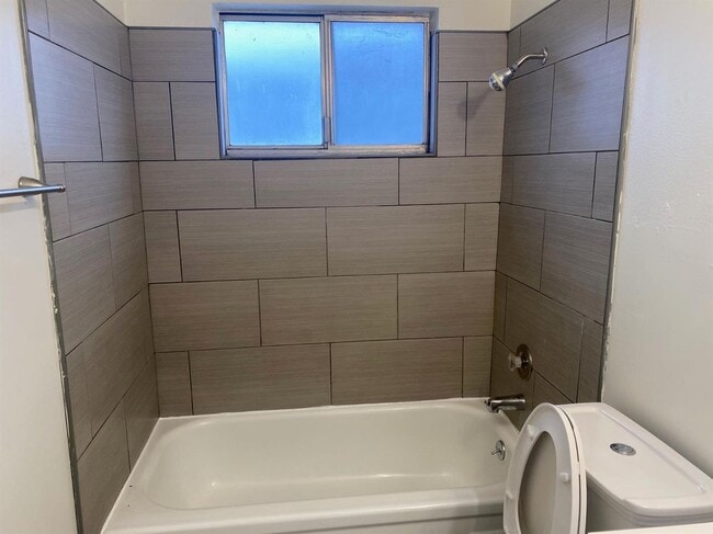 Building Photo - Beautifully Updated 2/1 in North Fresno