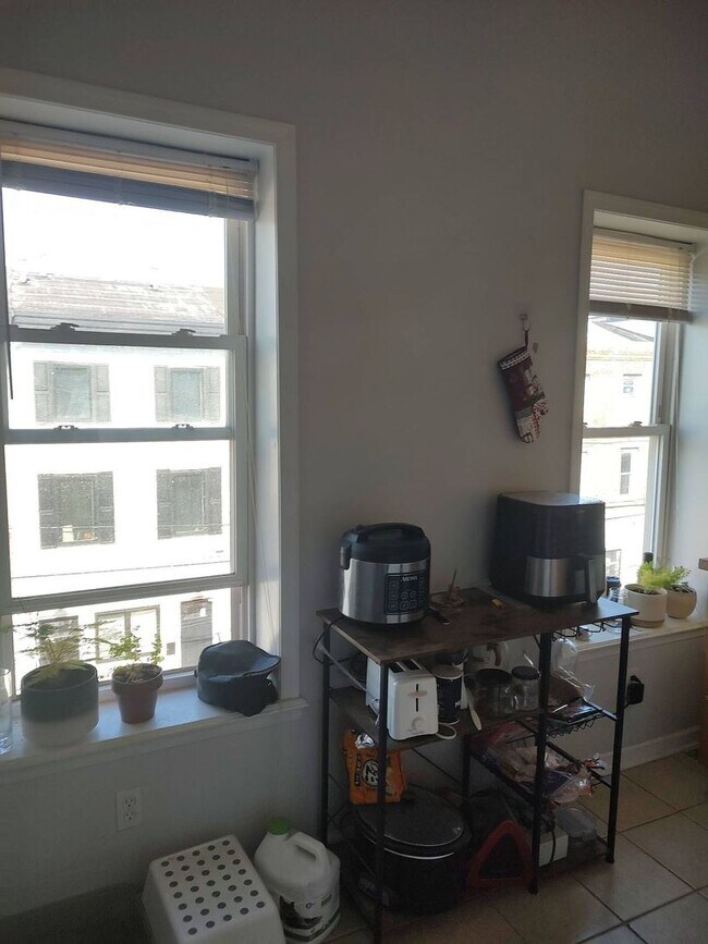 Foto del edificio - 341 W Girard Ave