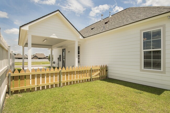 Building Photo - Country Club Cottages