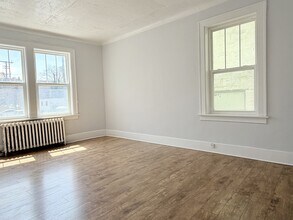 Building Photo - 524 Pitt St W