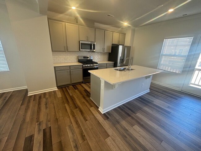 Foto del edificio - Room in Townhome on Carolina Spgs Blvd