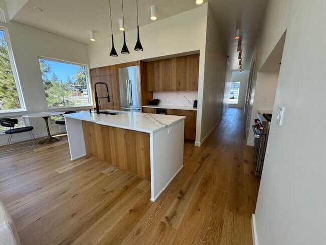 Foto del edificio - Gorgeous new home in Discovery West