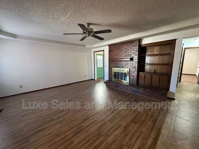 Foto del edificio - 9904 Larkspur Ln