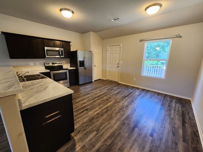 Building Photo - 2420 Vivian Dr