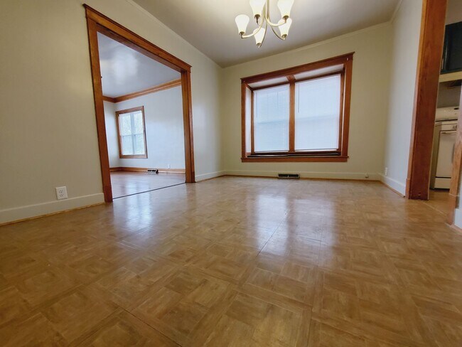 Building Photo - 4 Bed 2 Bath Home!