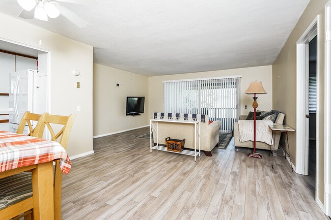 Foto del edificio - 2530 Clairemont Dr