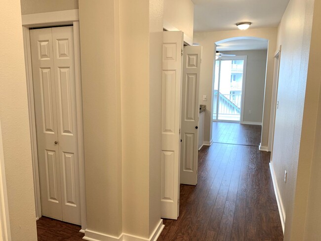 Building Photo - Beautiful corner unit. 3 bedrooms, 2.5 bat...