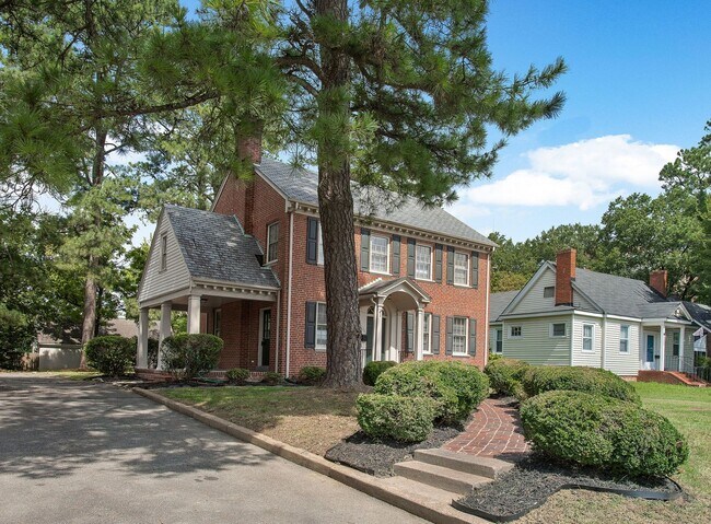Foto del edificio - Classic Brick Colonial with Slate roof on ...