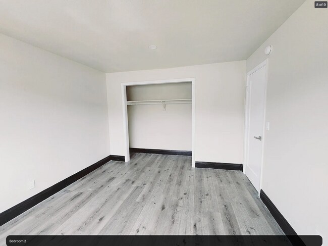 Cama con armario 1 - 2162 W Brownwood Ave