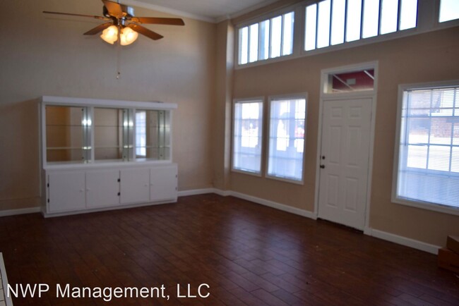 Building Photo - 2 br, 1 bath House - 102 W. Duvall