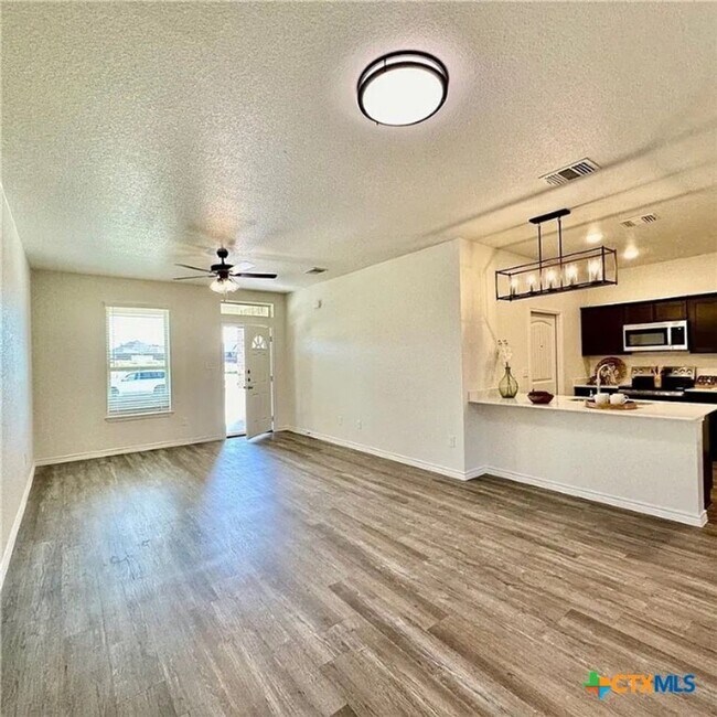 Foto del edificio - 5209 White Rose Dr