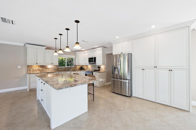 Building Photo - 1120 Renmar Dr