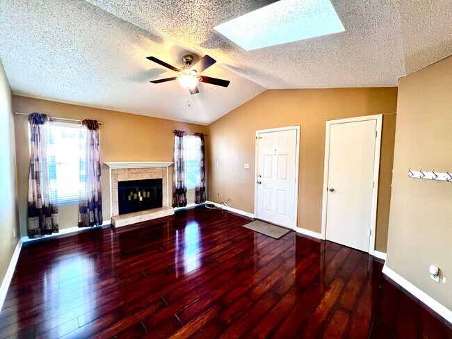 Building Photo - 2 bedroom 2 bathroom condo blocks from the Virginia Beach Oceanfront.