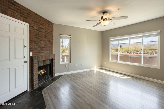 Foto del edificio - 9451 E Becker Ln