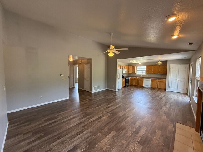 Foto del edificio - Home For Rent By Capital Property Management