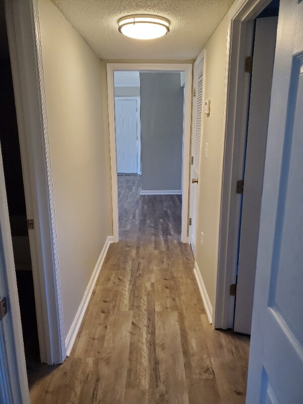 Foto del edificio - 601 Riverhill Cir