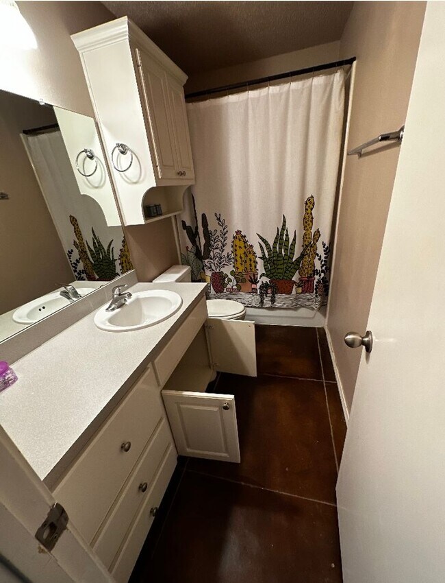 Building Photo - Incredible 3 bedroom, 2 bath