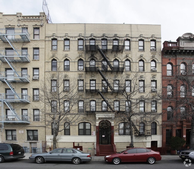 Building Photo - 2 br down the block from the busy Bedford ave