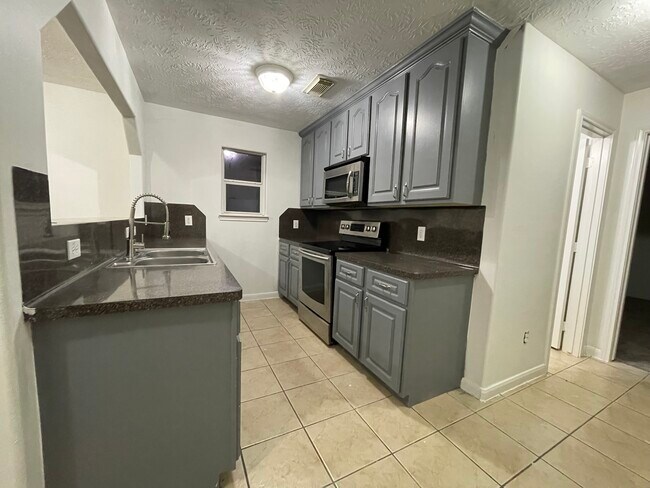 Building Photo - 15119 Lance Cir