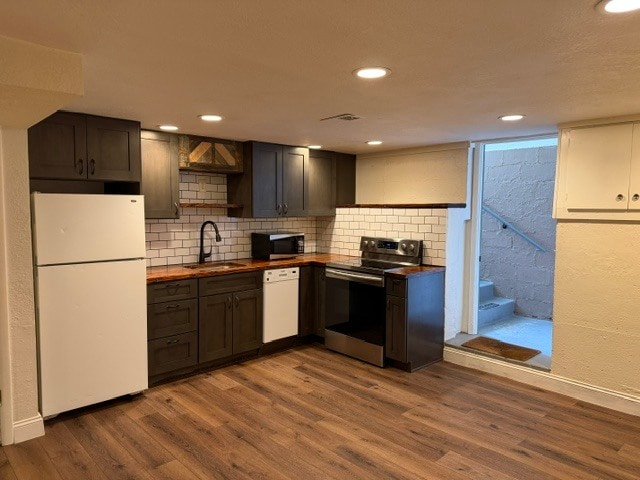 Cocina remodelada, encimeras y detalles de madera a medida, horno y microondas actualizados, focos LED empotrados en toda la casa. - 2261 Newark st