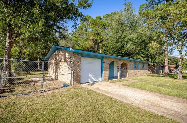 Building Photo - 3 Bedroom 1.5 Bath Home in Gautier!