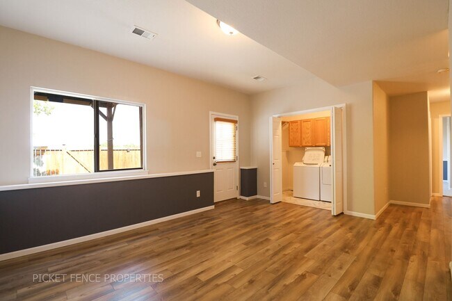 Foto del edificio - 4-Bedroom, 3-Bathroom Home in Windsor