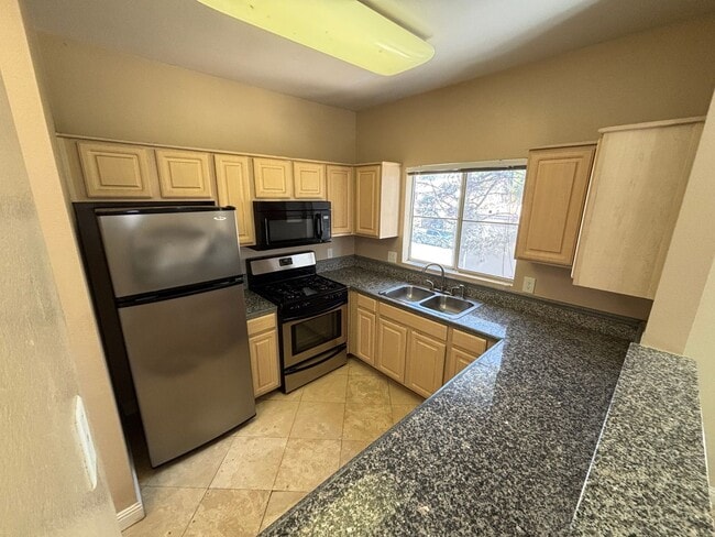 Building Photo - Gorgeous 1Bed/1Bath Condo located in Spanish Palms guard gated community!