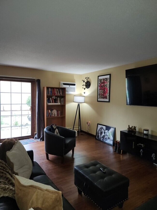 Foto del edificio - Spacious 2 bedroom in Hopkins