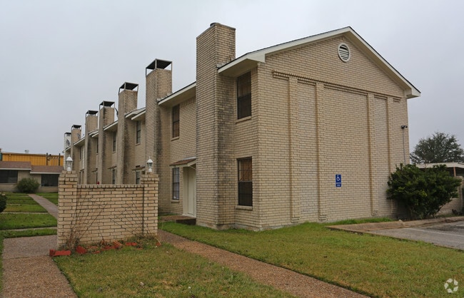 Building Photo - City Lake Townhomes