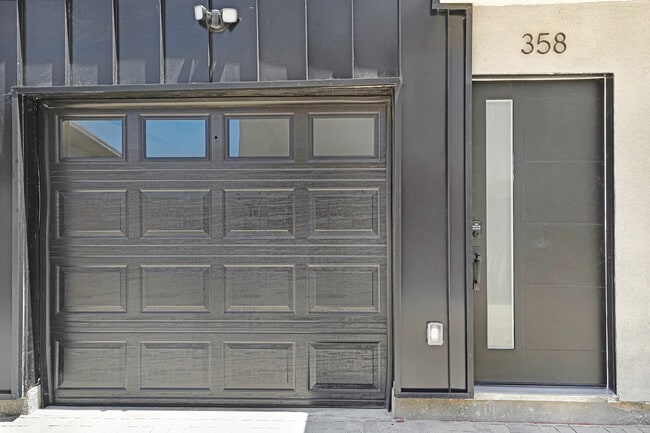 Building Photo - 358 N Chicago St