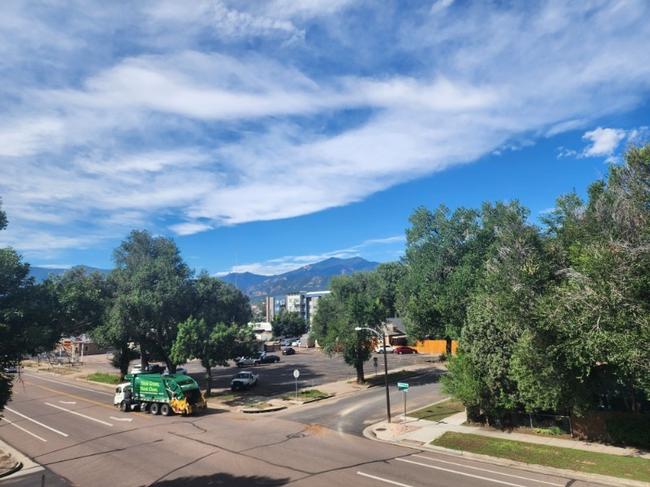 Foto del edificio - 430 W Pikes Peak Ave