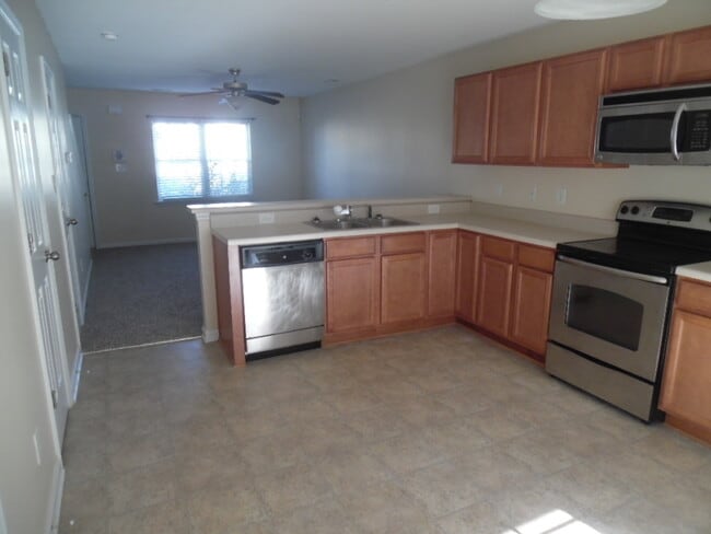 Building Photo - 2Br Townhome Available in The Gables