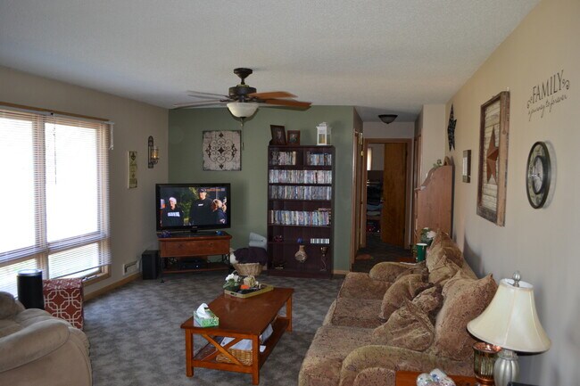 Building Photo - Nice 3-4 Br, 2 Bath Ranch style home, fenced in yard, garage, patio, full basement