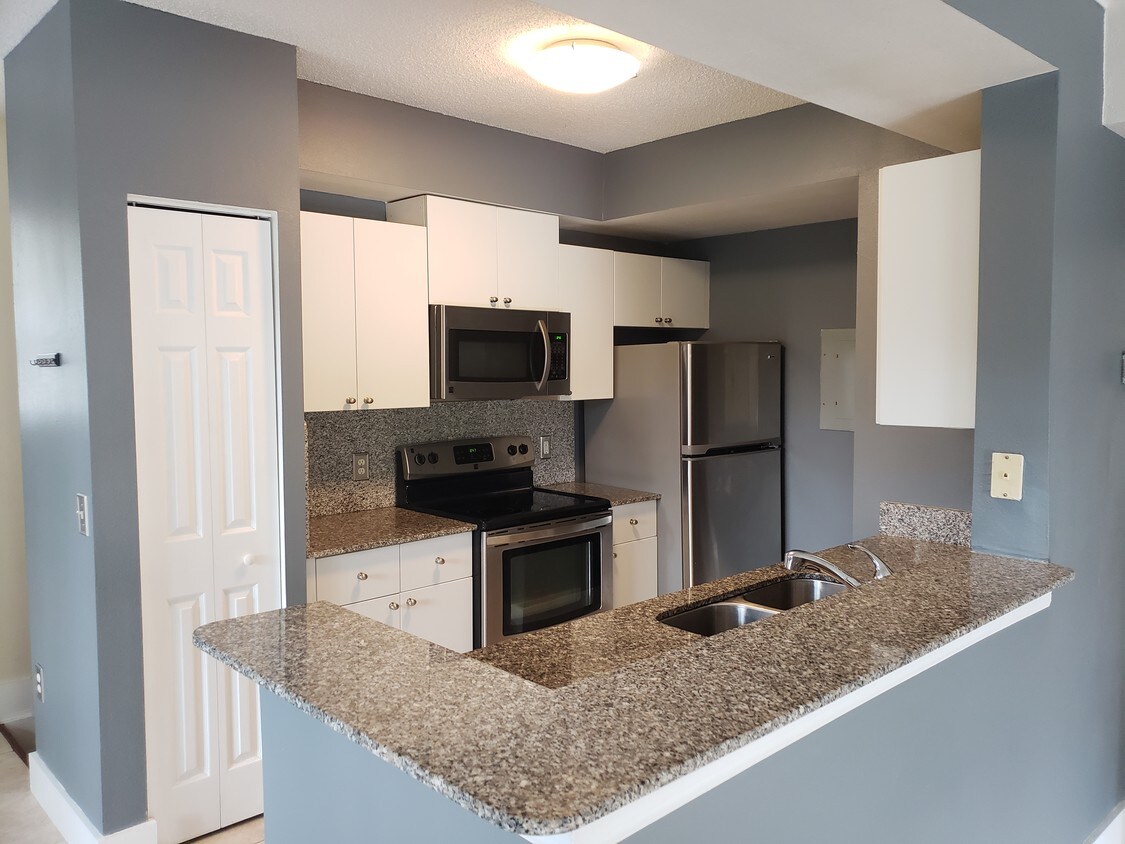 Foto principal - 2492 Centergate Dr