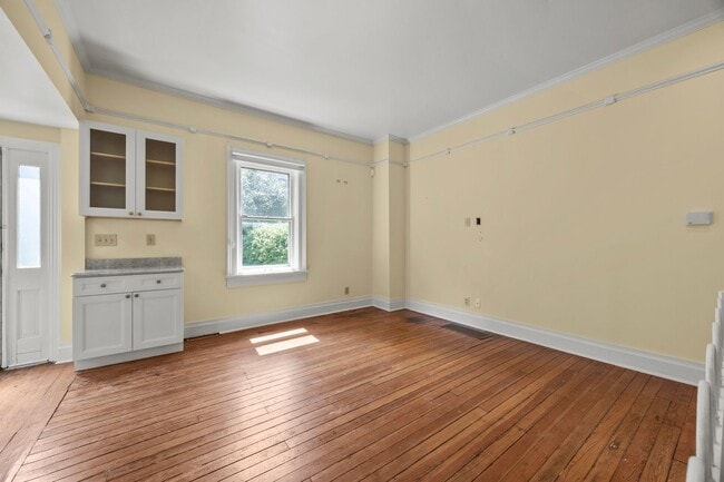 Building Photo - Beautiful German Village Home with Parking and Outdoor Space