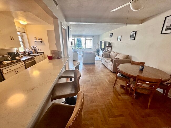 Foto del edificio - 30 Outlook Ave