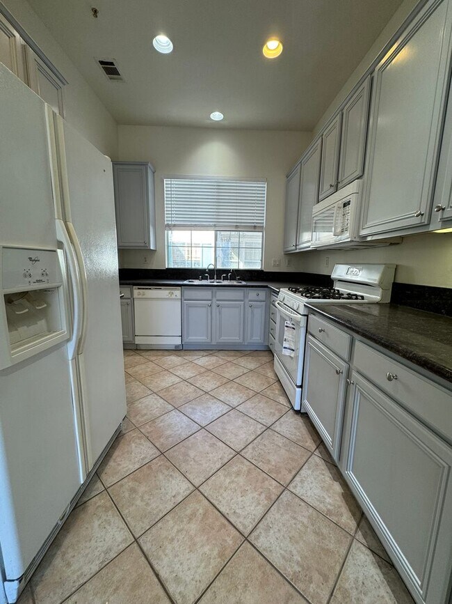 Foto del edificio - Spacious Tri-Level Townhome in Tustin Ranch