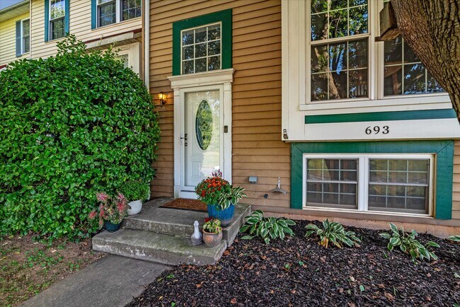 Building Photo - 693 Clearview Ave