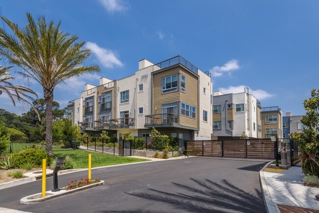 Building Photo - 2753 Waverly Dr