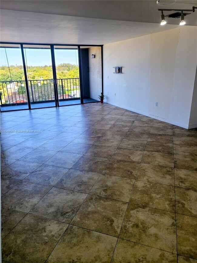 Building Photo - 5600 N Flagler Dr