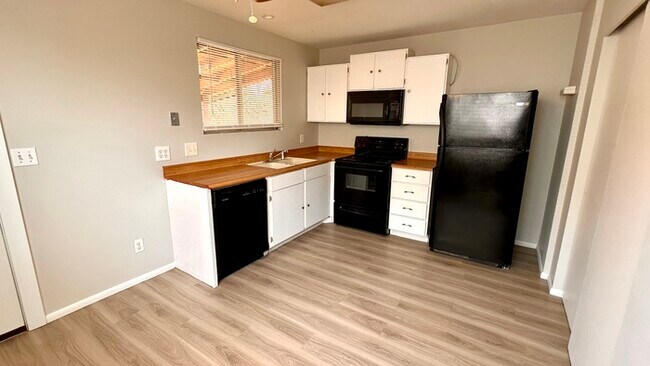 Foto del edificio - Remodeled 4 Bedroom Townhome!