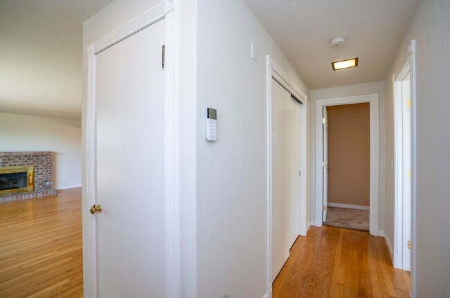 Building Photo - Desirable 3 Bed/2Bath Home in West End of ...