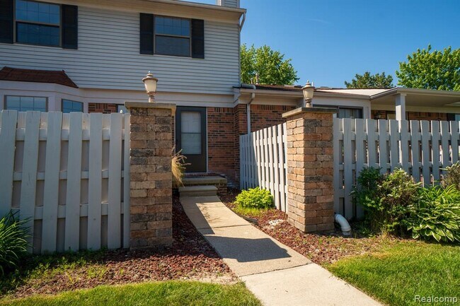 Building Photo - 43479 Arbor Way W