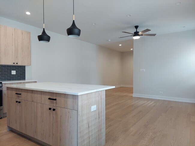 Foto del edificio - 4953 N Oakley Ave