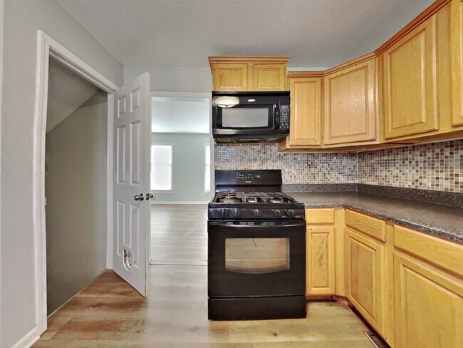 Building Photo - 827 Marilynn Ave