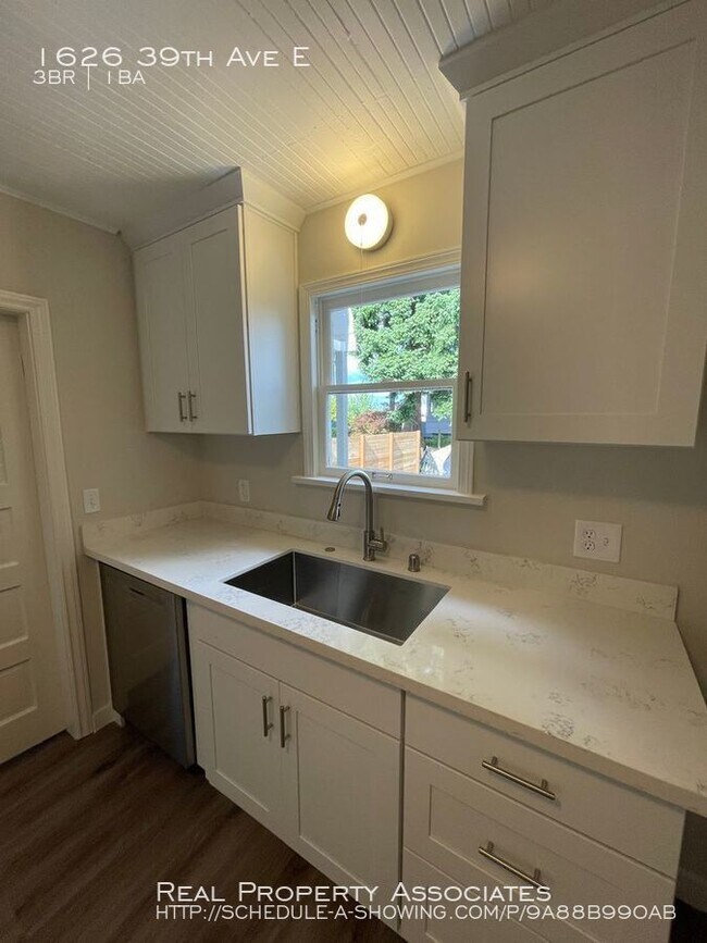 Building Photo - Vintage Madison Park Home