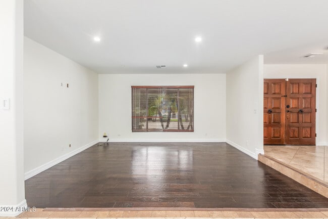 Building Photo - 430 E Bird Ln
