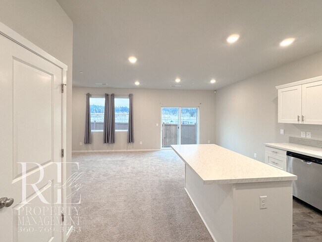 Foto del edificio - Light-Filled Newer Bremerton Home with Loft, Fenced Yard & 2-Car Garage