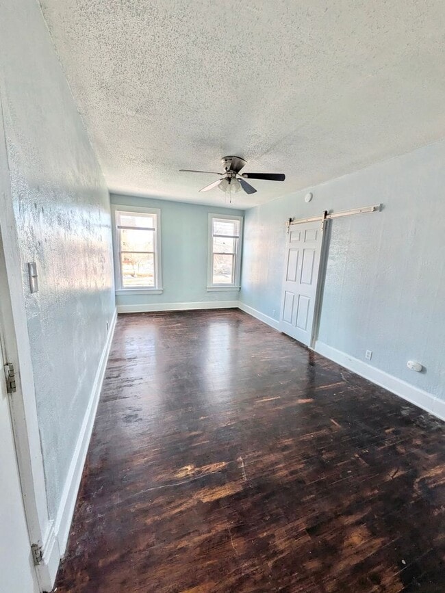 Foto del edificio - 309-311 Colorado Ave-3