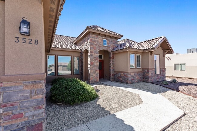 Building Photo - Beautiful 4 Bedroom 3 Bathroom Home!
